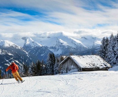 Skifahrer genießt die Abfahrt an einem sonnigen Wintertag
