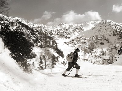 Skifahrer genießt die Bergabfahrt