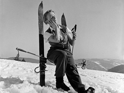 Skifahrer genießt seine Pause im Schnee | © Shutterstock
