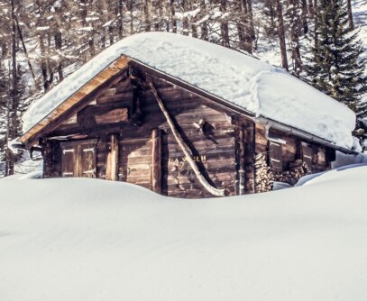 Idyllische Holzhütte im Schnee