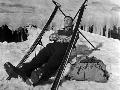 Skifahrer genießt die Sonne in seinem selbstgebauten Liegestuhl aus Ski