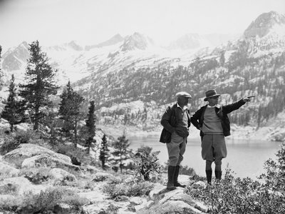 © Shutterstock Wanderer auf Entdeckungstour in den Alpen | © Shutterstock