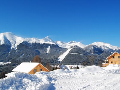 Winterpanorama mit Chalets Winterurlaub im eigenen Chalet verbringen