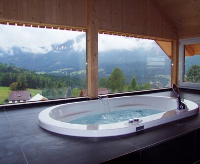 Wellnessberreich im Chalet Hohentauern Whirlpool im Chalet Hohentauern